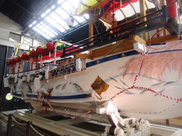 「ようそろー」（北茨城市漁業歴史資料館）に展示されている「御船祭」の船