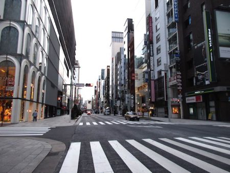 早朝の銀座を走り抜けていく