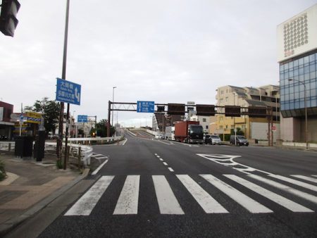 国道15号で多摩川にかかる六郷橋を渡る