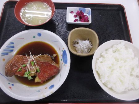 魚市場食堂で昼食。「金目の煮つけ定食」を食べる