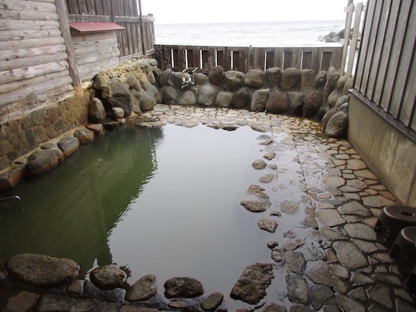 大川温泉の露天風呂「高磯の湯」に入る