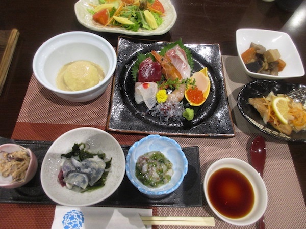 飯岡温泉「潮騒ホテル」の夕食。海鮮料理が並ぶ