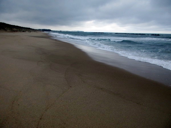 伊師浜海岸の砂浜を歩く