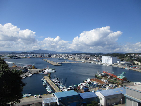 三崎の展望台から小名浜漁港を見下ろす