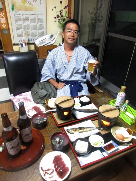 四倉舞子温泉「よこ川荘」の夕食。まずは渡辺さんとビールで乾杯！