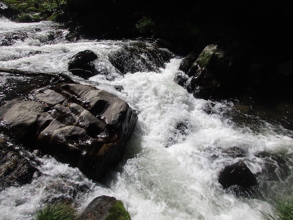 江竜田の滝を流れる渓流