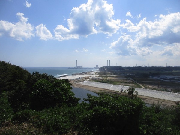 天神岬の展望台からの眺め。東電の広野火力発電所が見える