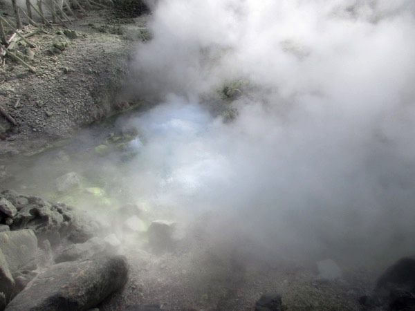 玉川温泉の源泉の「大噴」。膨大な量の100度近い熱湯が噴き出している