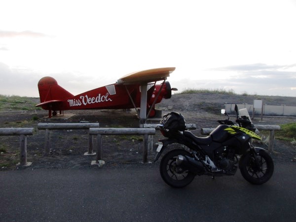 淋代海岸に展示されている太平洋無着陸飛行の「ミス・ビードル号」の模型