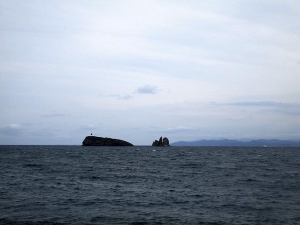 脇野沢から九艘泊へ。伝説の鯛島が見えてくる