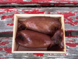 森駅前の「柴田商店」で森駅の名物駅弁「いかめし」を買って食べる