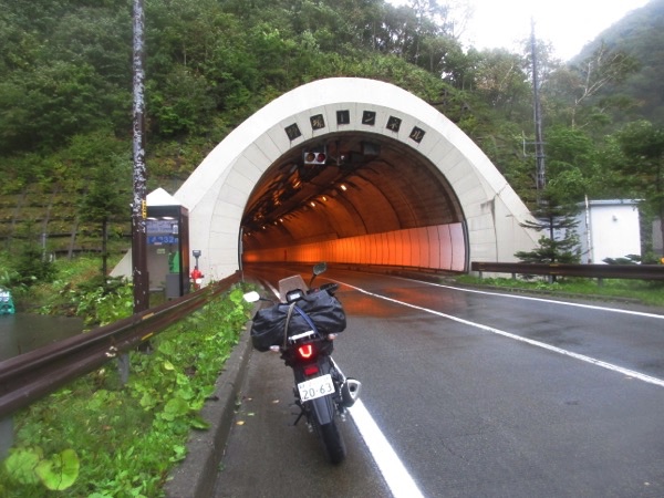 野塚峠の野塚トンネルに入っていく
