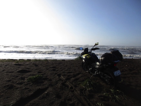 太平洋の浜辺で。朝日を浴びるスズキVストローム250