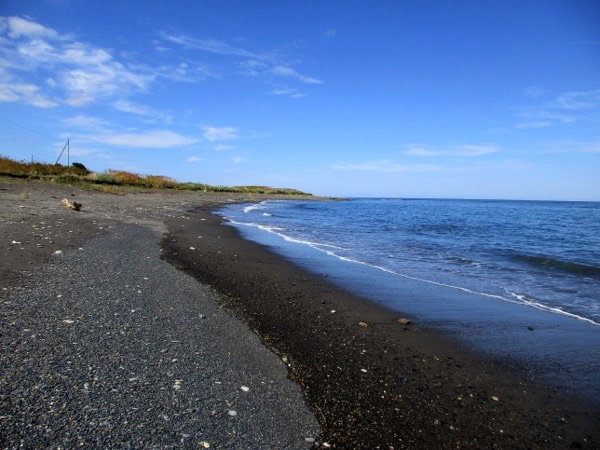 オホーツク海の北へと延びる海岸線