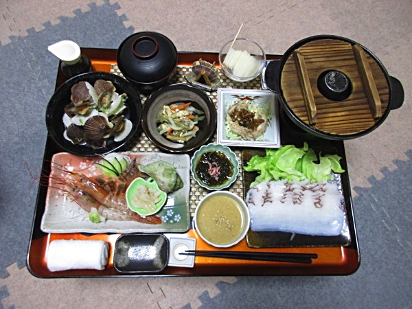民宿「宗谷岬」の夕食。鍋はタコシャブ。刺身に貝汁と海鮮三昧！