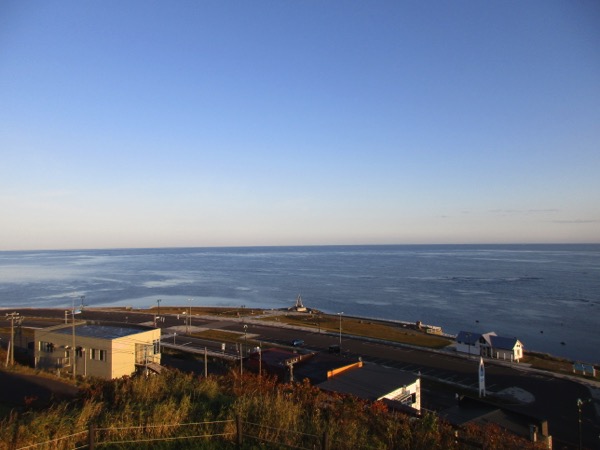 「旧海軍望楼」から宗谷岬を見下ろす