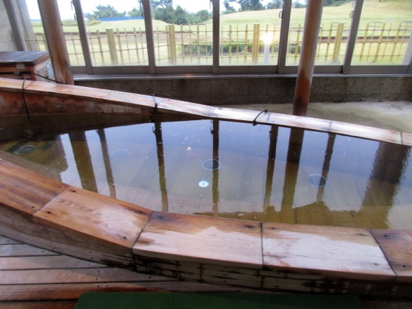 八森いさりび温泉「ハタハタ館」の舟形の湯船