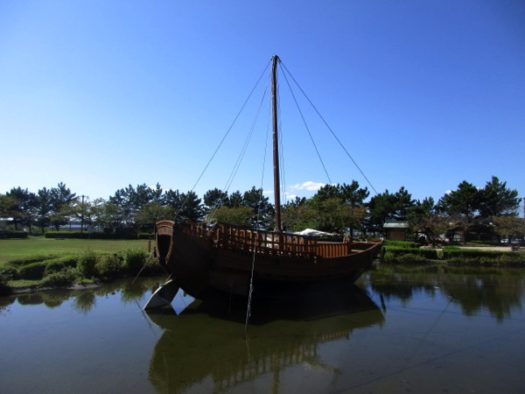 日和山公園の修景池に浮かぶ千石船の模型