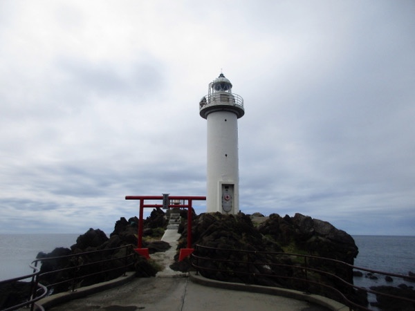 弁天島の灯台。ここには金刀比羅神社がまつられている