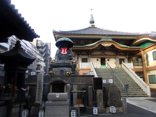 「巣鴨地蔵通」入口の真性寺。ここには江戸の出入口を守る「六地蔵」がある