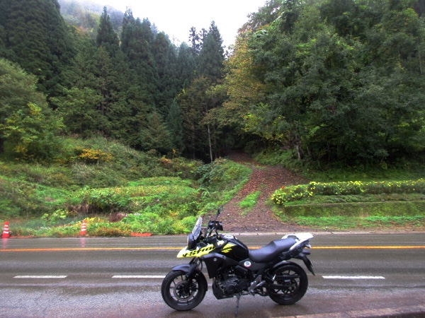 高山から国道158号を行く。ザーザー降りの雨