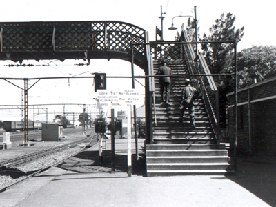 スプリングス駅のノンホワイト用の跨線橋