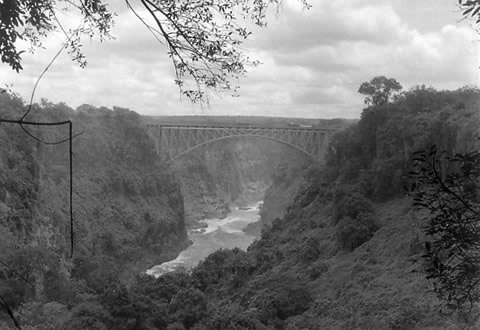 ザンビア、ローデシア国境のザンベジ川にかかる鉄橋
