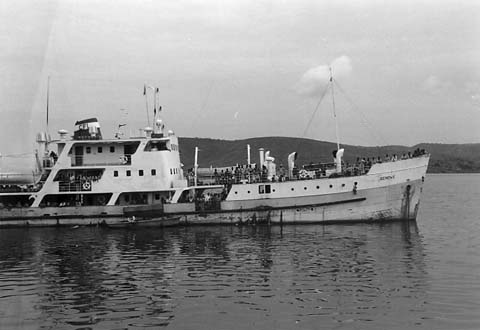 キゴマ港で見たタンガニーカ湖周航の船、「センドゥウェ」号