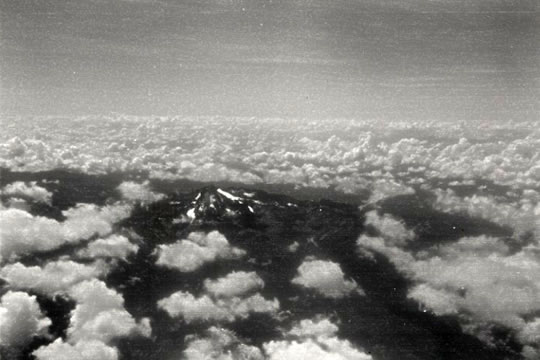 機上から赤道直下の雪山、ケニア山を見下ろす