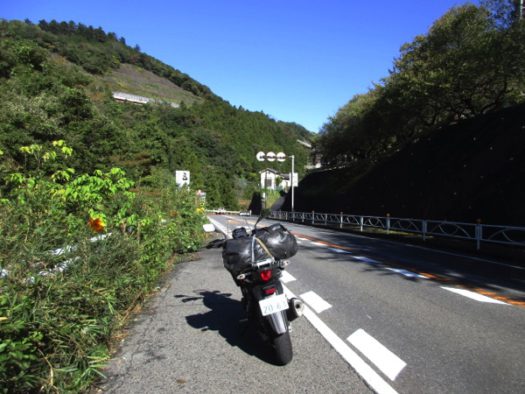 国道20号の大垂水峠を越えて神奈川県に入る