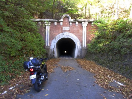 旧道の笹子峠のトンネル入口