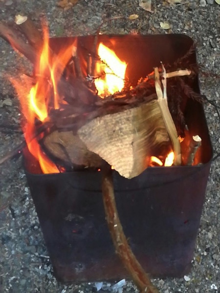「赤倉の森キャンプ場」の朝は寒い。まずは焚火だ！