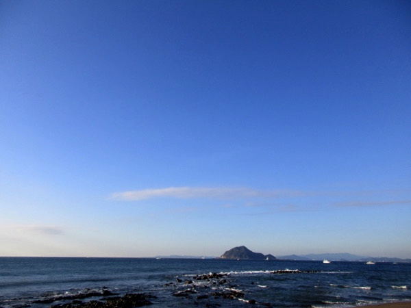 神島が見える。その向こうには志摩半島が見える