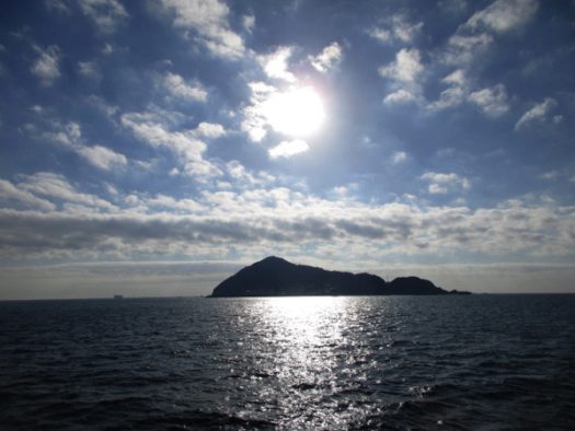 神島の脇を通っていく