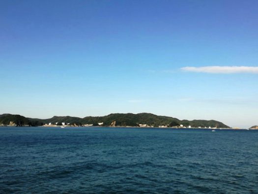 右手に答志島が見える