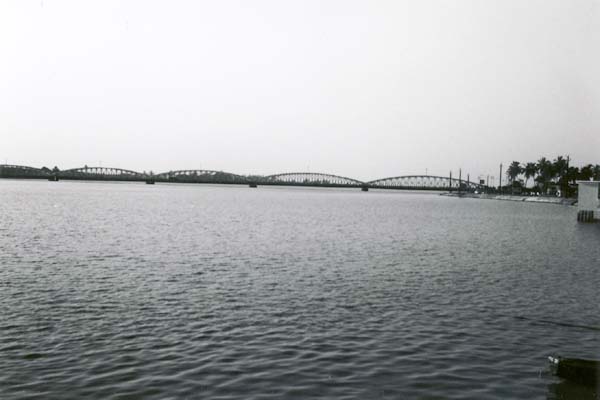 セネガル川の河口にかかるサンルイ島への橋