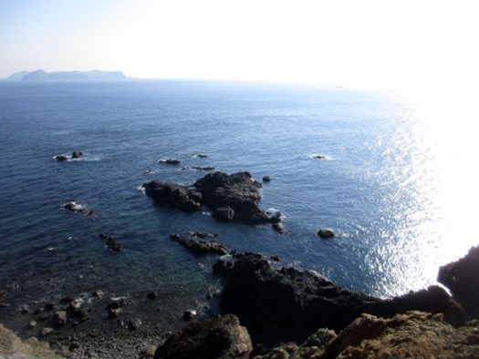 蒲生田岬から四国最東端の伊島を見る