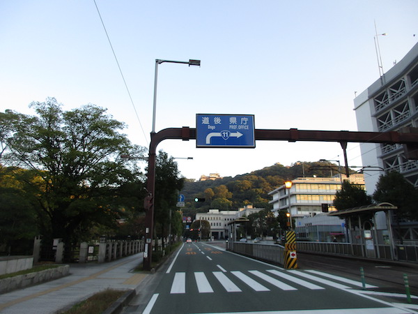 松山の国道11号。正面に松山城が見えている