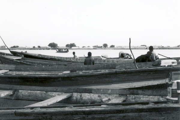 セネガル川を渡るカヌー