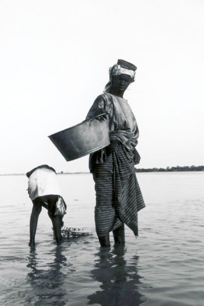 セネガル川で洗濯する女性