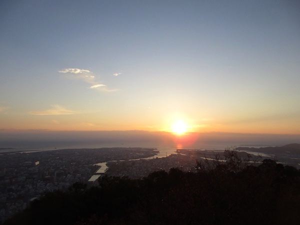 徳島の町を照らして朝日が昇る