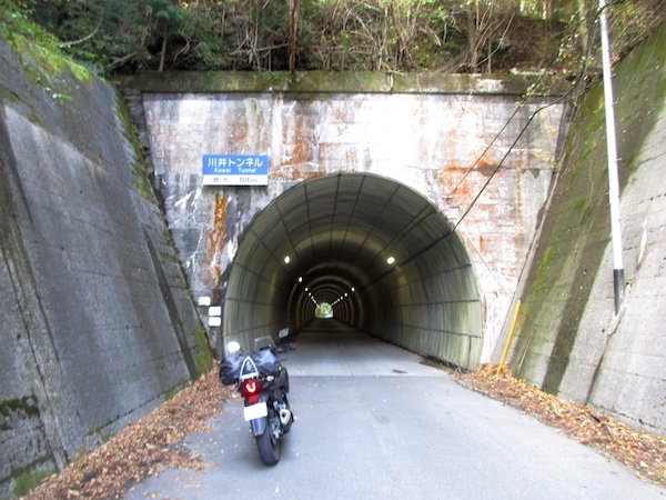 国道438号で川井峠のトンネルまで戻る