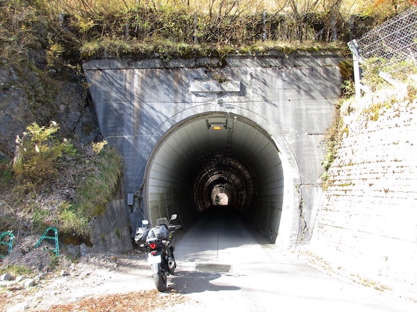 国道438号の見ノ越のトンネル