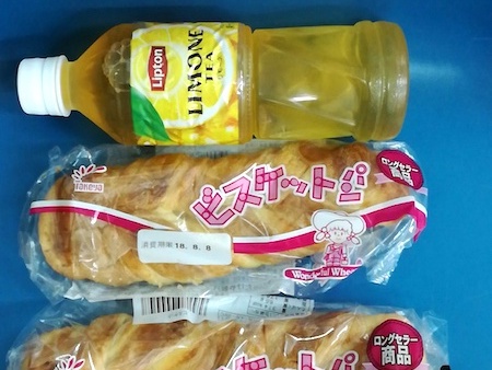 酒田駅の朝食。売店で買ったパンを食べる