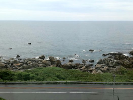 青森・秋田県境の須郷岬近くの国道101号と日本海