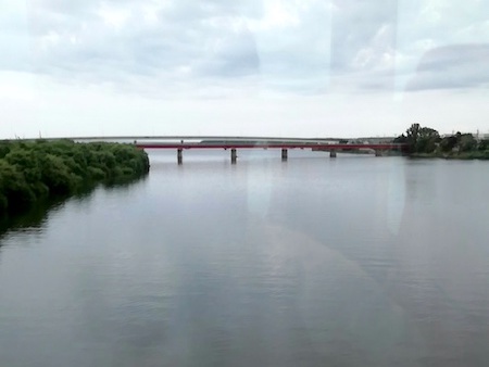 秋田県の大河、米代川を渡る