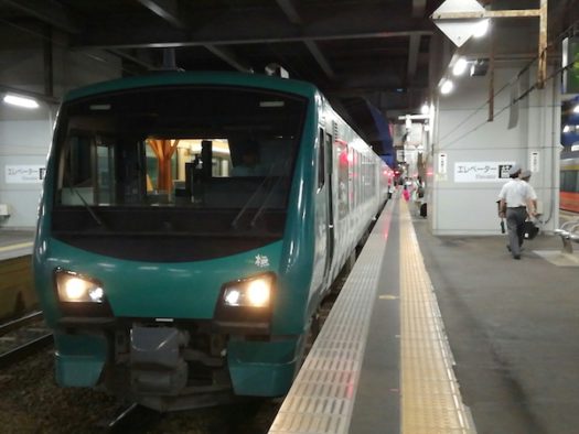 快速「リゾートしらかみ4号」は終点の秋田駅に到着