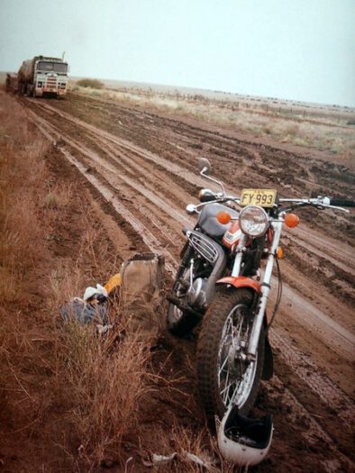 「六大陸周遊」（1973年〜1974年）。北部オーストラリアの泥道を行く